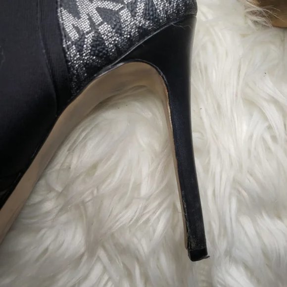 MICHAEL KORS UMA LEATHER AND SCUBA ANKLE BOOTS - Picture 6 of 8